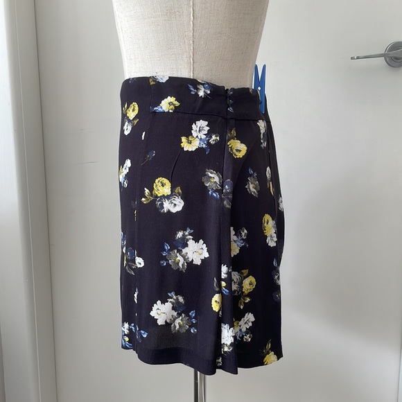 Nunui Floral Navy Blue Womens Shorts AU 12 - Blue with colourful flowers - Picture 3 of 16